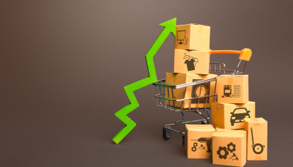 Imagem: carrinho de compras cheio de mercadorias e uma seta verde apontando para cima representando aumento de faturamento da loja virtual