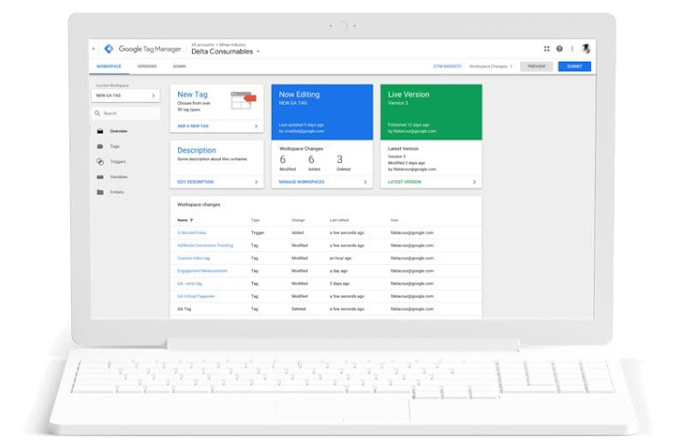 Ilustração de um notebook com o dashboard do Google Tag Manager a mostra na tela