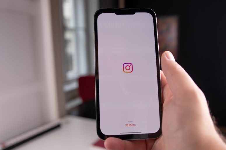 Celular com logo do Instagram em destaque