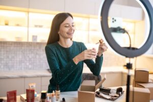 Jovem blogueira mostra produtos na internet