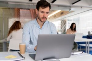 Homem em frente ao notebook.