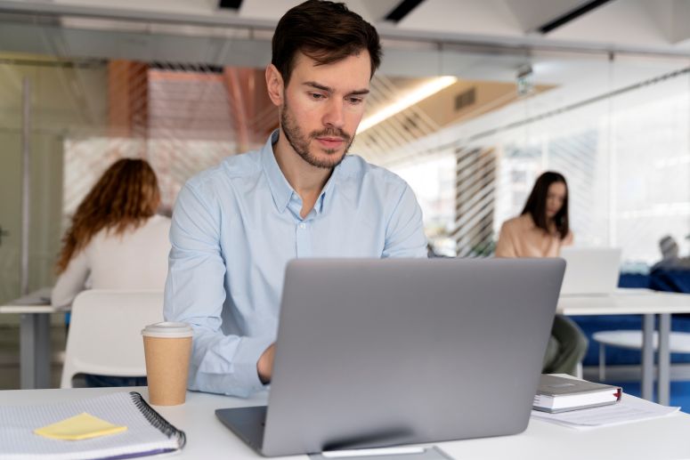 Homem em frente ao notebook.