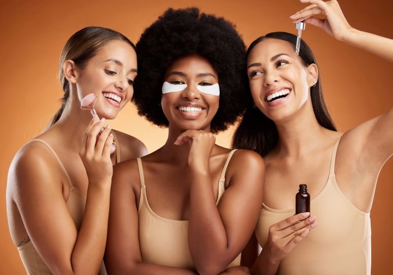 Três lindas mulheres fazendo skincare