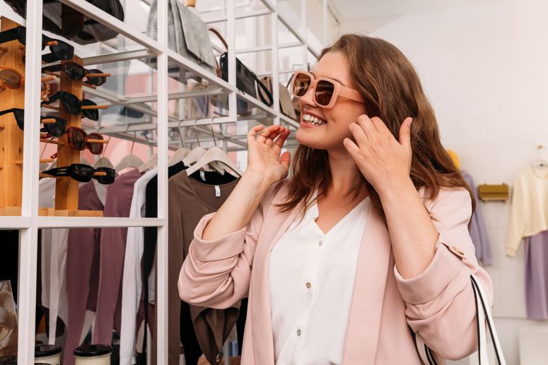 Jovem escolhendo acessórios de moda