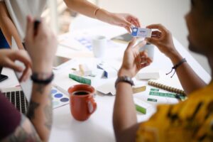 a imagem mostra um time de criação trabalhando no processo de desenvolvimento da marca