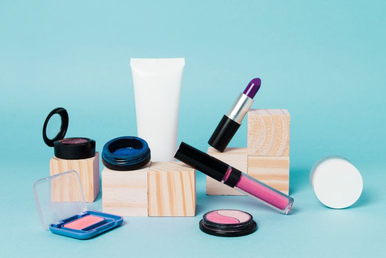 A imagem mostra a embalagem de vários cosméticos e produtos de beleza