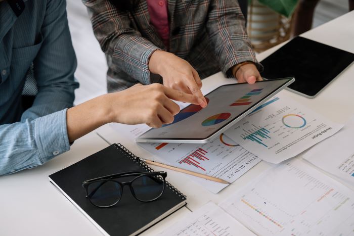 a imagem mostra pessoas analisando dados e utilizando o conceito de Big Data para conseguir aumentar as vendas de um e-commerce