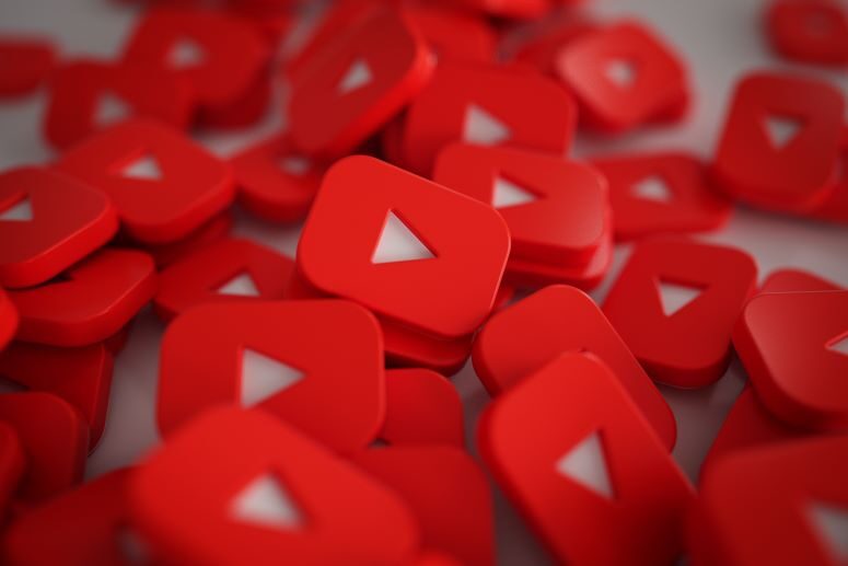 logos do Youtube em pilha