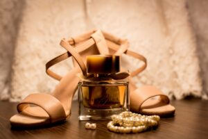 Artigos de luxo - sapato alto, perfume e joias