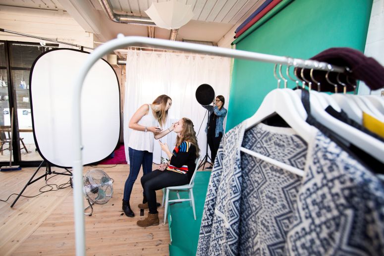 A imagem mostra os bastidores de uma campanha de moda