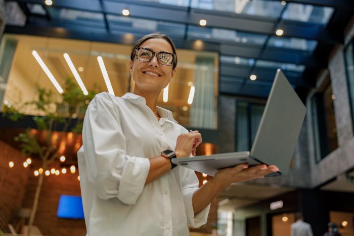 Mulher com notebook na mão