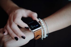 a imagem mostra uma mão feminina acessando informações de um relógio inteligente. Com certeza ela comprou seu relógio na internet