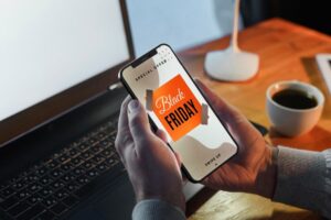 Mãos segurando celular com a palavra Black Friday