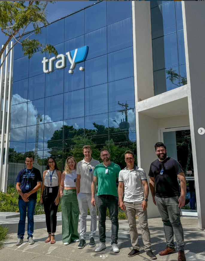 Parte da Equipe da loja Concórdia Informática visitando a sede da Plataforma Tray