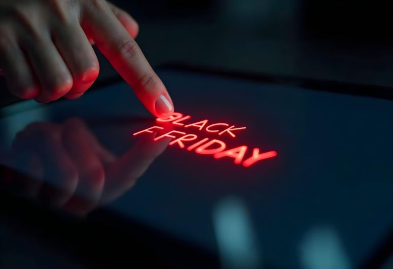 Mulher clicando em uma tela com o nome de Black Friday em luzes de neon