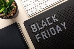 Placa com nome de Black Friday sob a mesa e teclado branco