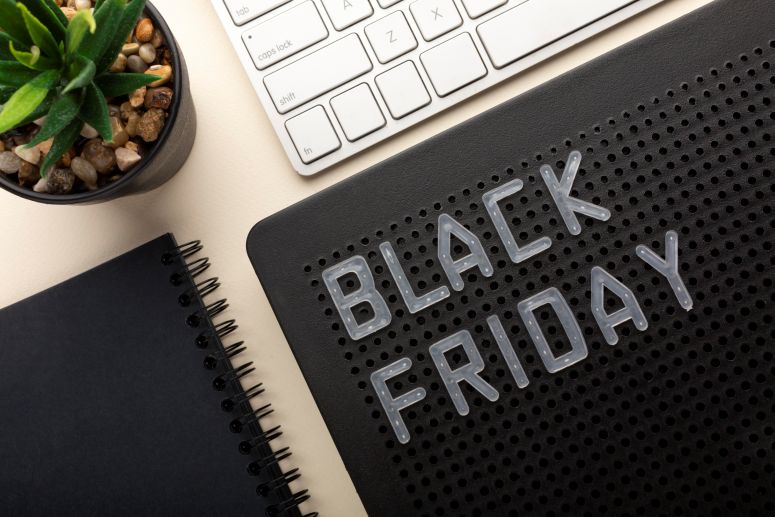 Placa com nome de Black Friday sob a mesa e teclado branco