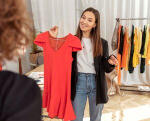 Mulher prestando atendimento personalizado para uma cliente na loja de roupas