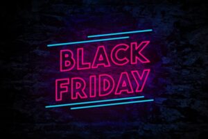 Imagem mostra um fundo preto com a palavra Black Friday em Neon rosa