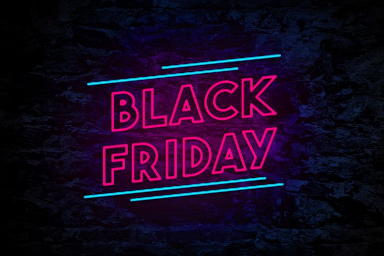 Imagem mostra um fundo preto com a palavra Black Friday em Neon rosa