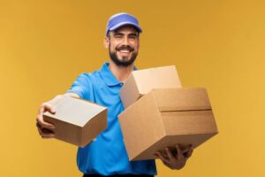 Rapaz entregador com várias caixas na mão