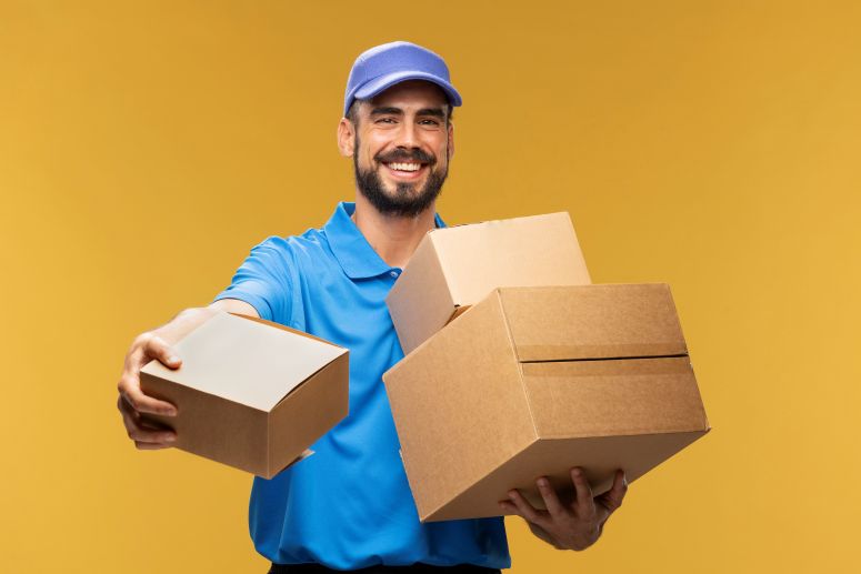 Rapaz entregador com várias caixas na mão