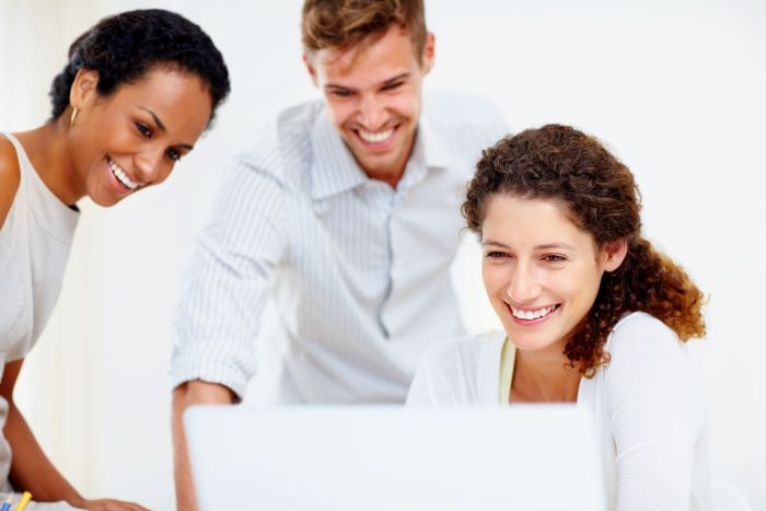 pessoas trabalhando na criação de um slogan, vendo ideias de slogan no computador