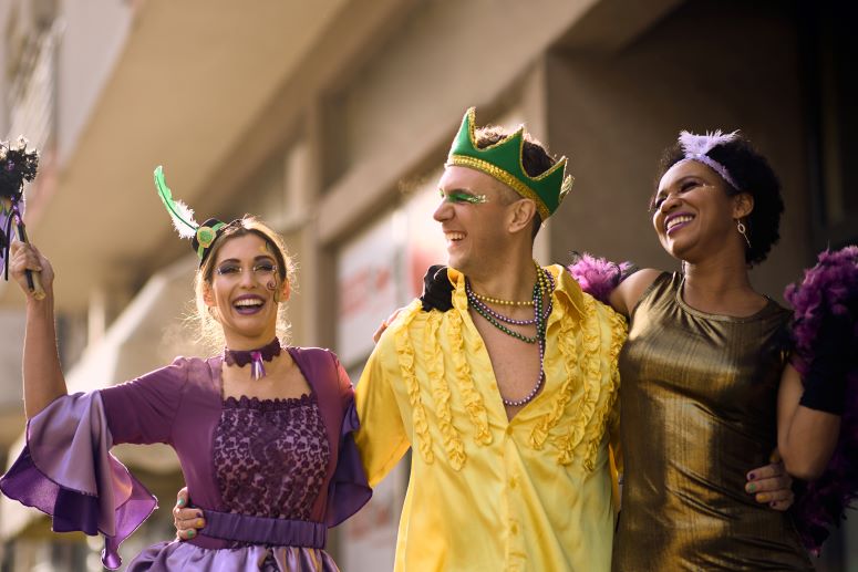 Foliões curtindo o carnaval de rua
