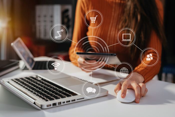 A imagem mostra ícones de marketing digital no negócio de forma de globo, saindo de um computador. Uma imagem que representa o conceito de Multichannel