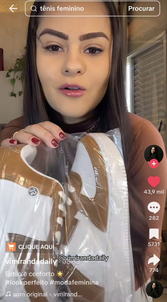Influenciadora mostra um tênis feminino no TikTok Shop
