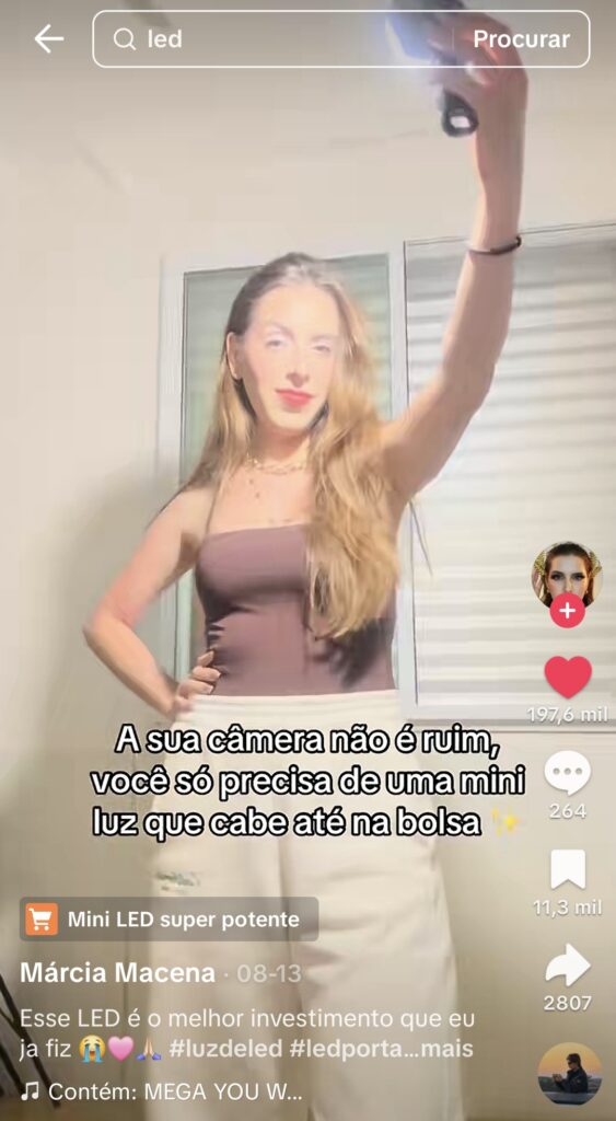 Influenciadora mostra uma luz super led no TikTok Shop