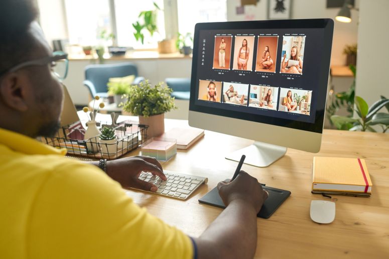Profissional ajustando e editando imagens em um computador, representando o processo de reduzir o tamanho de fotos para otimizar o desempenho de sites e e-commerce.