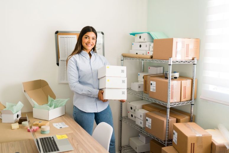 Empreendedora organizando pedidos em escritório — como vender no Mercado Livre sem estoque e lucrar com praticidade.