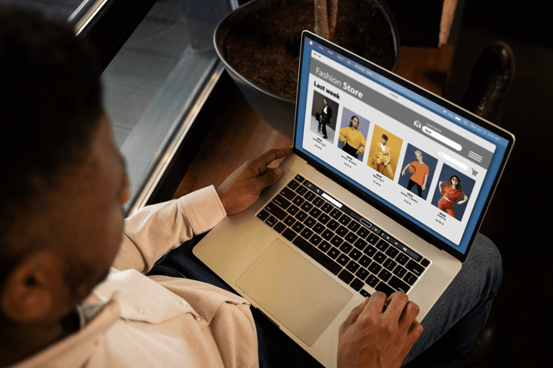 a imagem mostra um homem criando uma loja virtual na Tray em um notebook