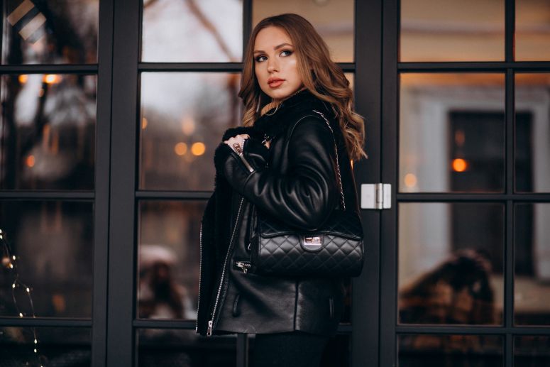 Mulher jovem, usando roupas e acessórios de marcas