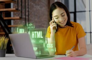 Profissional de tecnologia trabalhando no computador enquanto conversa ao telefone, representando a importância de um SLA bem estruturado para processos eficientes.