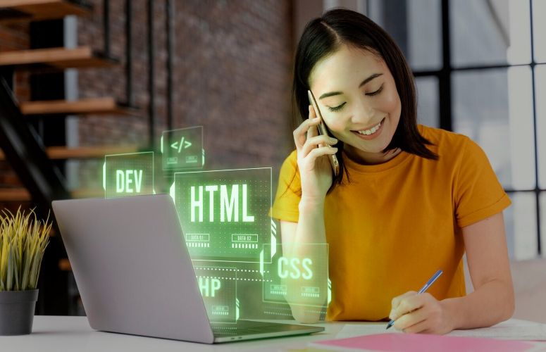 Profissional de tecnologia trabalhando no computador enquanto conversa ao telefone, representando a importância de um SLA bem estruturado para processos eficientes.