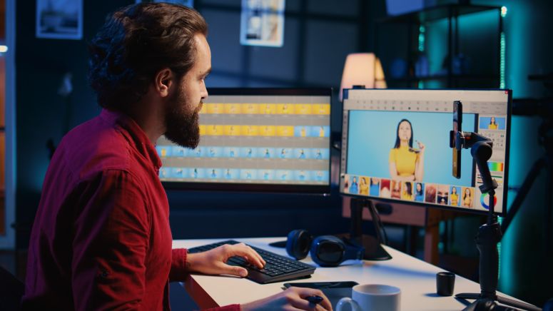 Homem ajustando imagens em um computador, ilustrando o processo redimensionar imagens