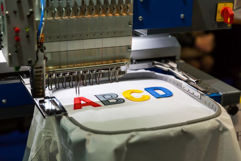 Bordado para personalizar camisetas.