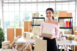 Empreendedora organizando pedidos em loja virtual — exemplo prático de como alavancar as vendas no e-commerce com eficiência.