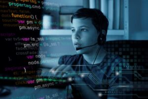 Jovem com headset usando computador, com códigos e elementos gráficos sobrepostos, representando segurança digital e adequação à LGPD em ambientes online.