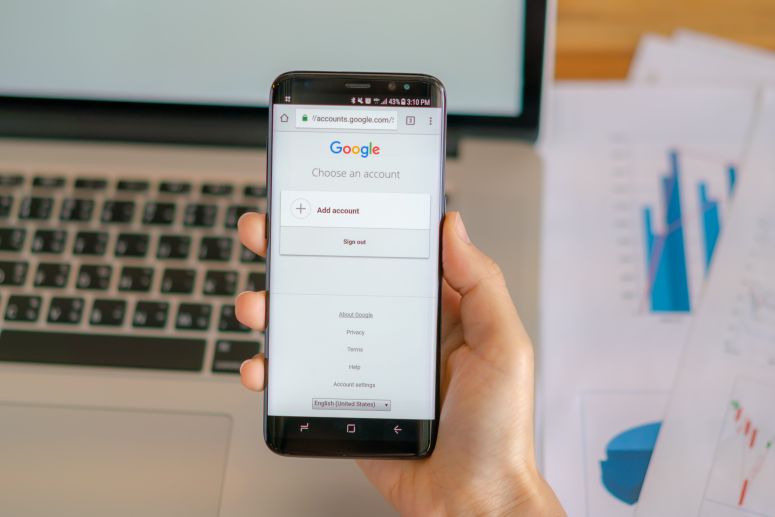 Pessoa acessando conta do Google pelo celular, representando o processo de como cadastrar empresa no Google para aparecer nas buscas e no Maps.