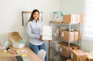 Empreendedora organizando encomendas no estoque, representando uma operação eficiente de gestão de pedidos em loja virtual.