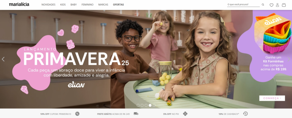 A imagem mostra crianças brincando em um ambiente em tons pastéis. 