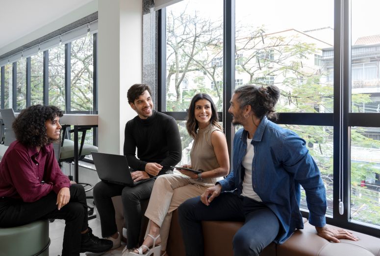 Grupo de pessoas conversando enquanto escutam opiniões uns dos outros