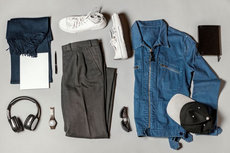 A imagem mostra várias roupas masculinas
