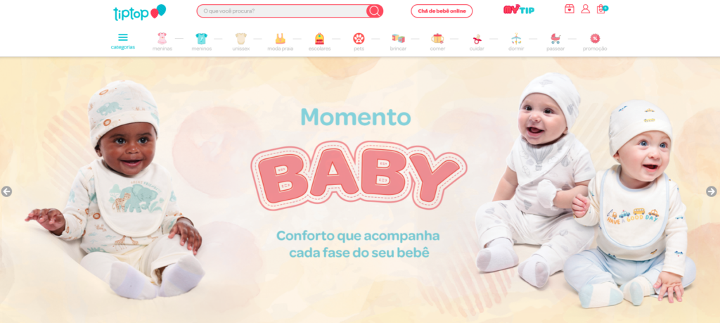 A imagem mostra três bebês fofos usando roupinhas e babadores.