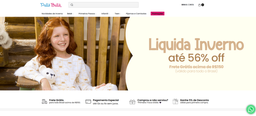 A imagem mostra uma menina ruiva sentada com seu ursinho.