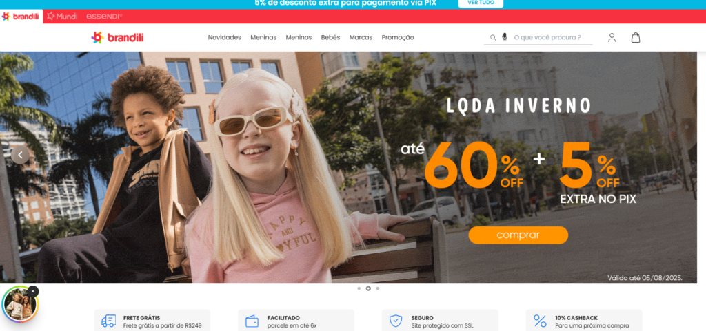 A imagem mostra a página inicial do site Brandili com as fotos de duas crianças. Uma menina albina e um menino negro, ambos estilosos.