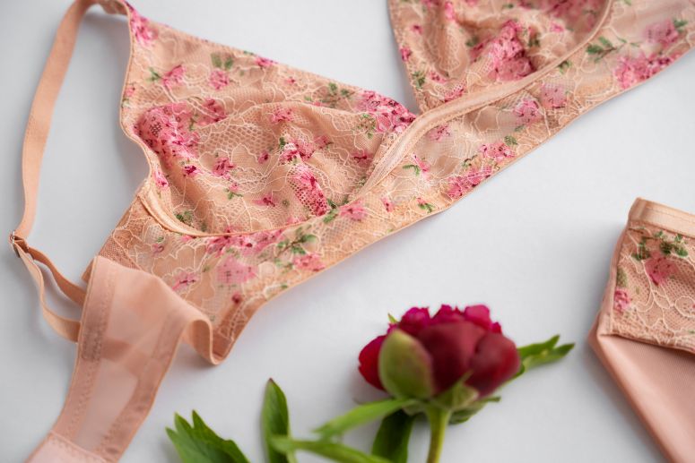 A imagem mostra um conjunto de lingeries com flores